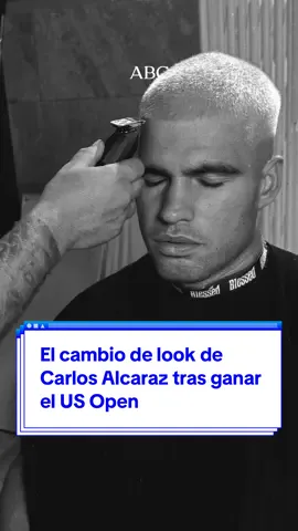Carlos Alcaraz ya se encuentra en El Palmar tras su flamante victoria el pasado domingo en Nueva York. Una de las primeras cosas que ha hecho el tenista ha sido visitar a su peluquero de confianza, Víctor Martínez. Cabe recordar que Alcaraz sorprendió con un nuevo look en el primer encuentro del US Open, un rapado que, según explicó él mismo, se debió a un error en el uso de la recortadora por parte de su hermano. La nueva imagen del tenista no dejó indiferente a nadie. Ahora, ya en manos de un profesional, Alcaraz ha querido darle un nuevo giro a su cabello, pasando al rubio hielo. #Alcaraz #CarlosAlcaraz #tenista #nuevolook #peluquería   
