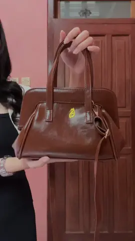 Ngopi cantik sama bestie? Outfit lengkap kalau bawa tas ini. Tas terbaru dari pamele. ini cakep bgt💗@pamele.id 