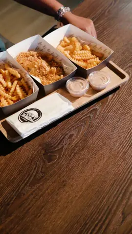 it's 3pm and you're looking for a little snack? #foodontiktok #mauritius🇲🇺 #cozyburger #friedchicken #mauritiustiktok 