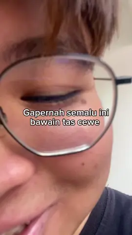 ternyata gini ya rasanya kalo cewe  ketemu  kembaran barang sama orang random🥲 #awkwardmoment  #kembaransamaorangrandom 