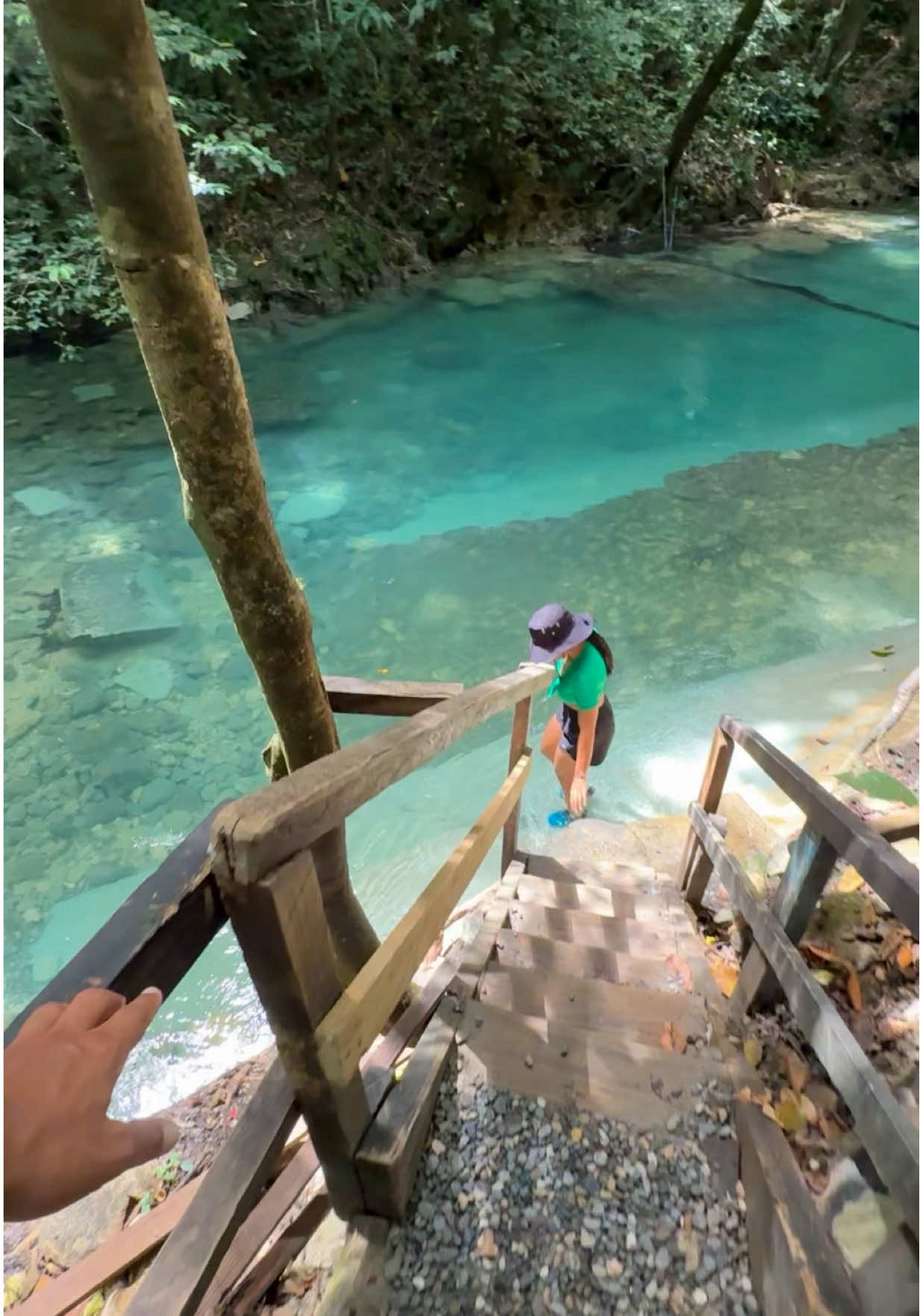 ⏱️A 1 hora de Santiago y 50 minutos de Puerto Plata se encuentra este tesoro de República Dominicana 🇩🇴 Rio Sonador, Yasica. Puerto Plata, República Dominicana 📍 🗺️ Para visitar solo debes colocar en tu navegador favorito - Finca Papirucho - luego de la entrada el camino es de tierra pero tiene tramos con cemento para que entren mejor los vehiculos.  🥘 Para la comida puedes reservar un buffet grupal, comprar por platos a la llegada o llevar tus alimentos. Puedes preparar en los fogones o pedir al personal de la finca que lo prepare.  🏞️ Hay charcos rio arriba y rio abajo. Lo mejor es ir dias de semana o llegar bien temprano porque el lugar es muy visitado.  🛟 Algunos charcos son profundos, puedes llevar o alquilar chalecos en el lugar.  ⛺️ Para acampar puedes reservar escribiendoles a @fincapapirucho - te dan acceso al area y te pueden preparar las comidas o darte permiso para usar los fogones.   Cualquier otra preguntala dejala en los comentarios y con gusto te respondo  #riosonador #fincapapirucho #godomrep #republicadominicana #rd 