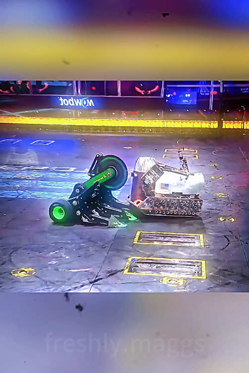 Crazy battle robot game #battlebots#robots#robot#robottiktok#highlights#fyp#usa#robotchallenge#foryou 