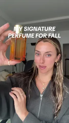 If you’re looking for your signature scent this fall, look no further🍂🍂 guys I am not kidding I wore this out and got stopped 4x. It’s incredible and warm and so YUMMMMYYYYY  #fallperfume #signaturescents #fallsmells #bestperfumes #perfumecheck 