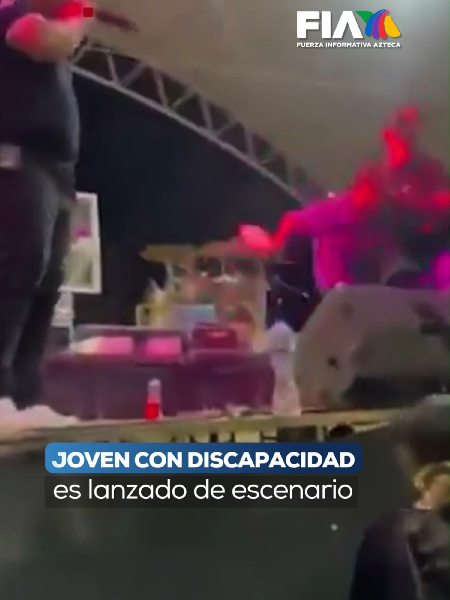 ⚠️ Trágic0 suceso en el concierto en Nayarit Un joven con discapacidad mental, identificado como Felipe, fue lanzad0 desde el escenario durante un concierto de grupo musical. La caída de más de 1.5 metros le provocó lesi0nes graves. Usuarios exigen justicia, sanción al agresor y que el grupo cubra los gastos médicos. La información en #LosRuizLara con Carlos Quirarte #Nayarit #InviernoMusical #FIA #AztecaNoticias #Noticias #TikTokInforma