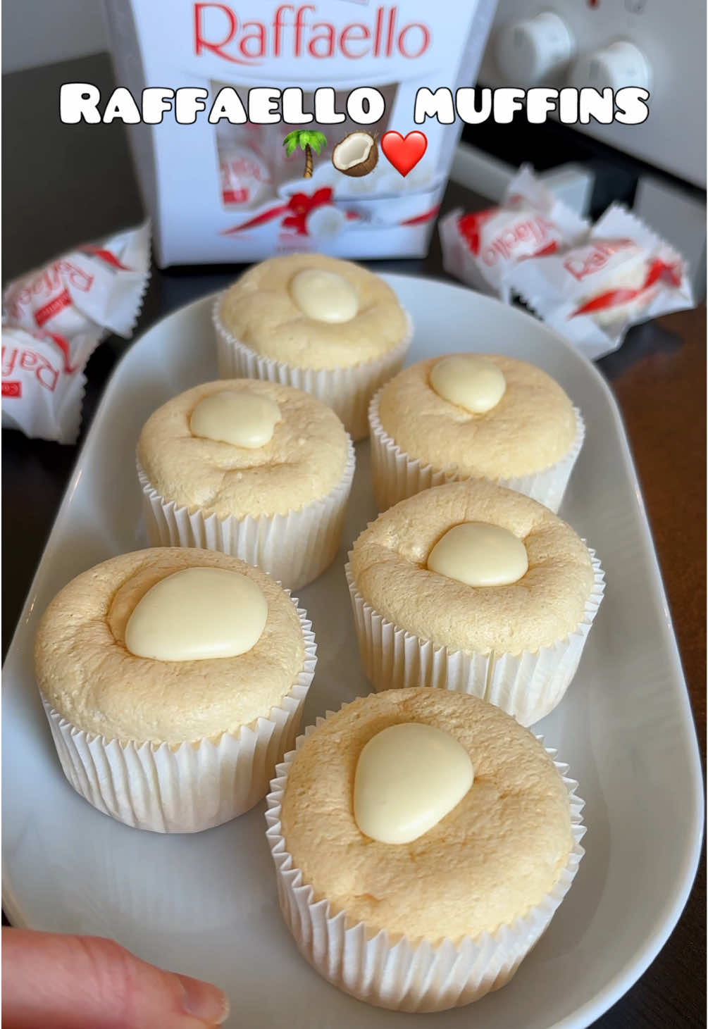 Raffaello Muffins mit Kokosnuss-Pudding 🥥😍 Ihr müsst die ausprobieren der Teig ist kein normaler Muffinteig sondern viel fluffiger 🥰 Rezept für 6 Muffins= Kokosnusspudding: • 2 Eigelb • 45ml Milch • 35g Kokosmilch • 10g Zucker oder 1x Vanillezucker • 10g Stärke  • 50g Sahne Muffinteig: • 2 Eiweiß • 15g Milch • 25g Kokosmilch • 15g Öl • 30g Mehl • 15g Zucker -> Backen bei 120 Grad O/U für 60 Minuten danach komplett abkühlen lassen und befüllen #raffaello #coconut #muffins #cupcake #Foodie 