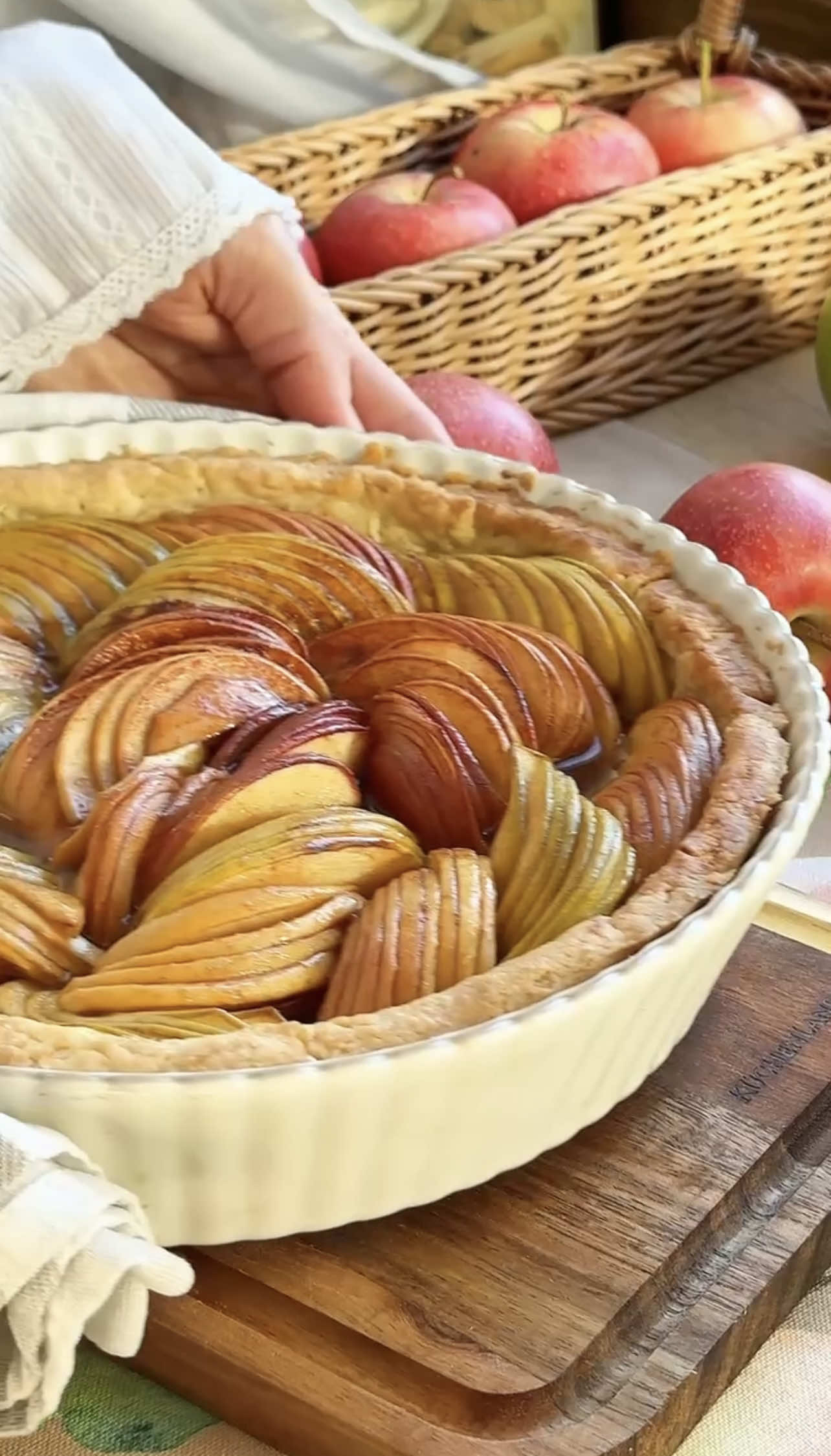 Карамельный яблочный пирог🍎 Яблочный пирог с карамельными ароматными яблочками на тоненьком хрустящем тесте 🥰 Ингредиенты для формы 25 см: холодное сливочное масло – 100 г мука – 200 г 1 яичный желток 1 ст. л. сметаны с горкой щепотка соли сахарная пудра – 1 ст. л.  (можно не класть) разрыхлитель – 1 ч. л.   Для начинки: яблоки – 5-6 шт сахар – 3-4 ст. л. корица молотая – 1/2 ч. л.  1. Приготовим тесто. Холодное сливочное масло нарезаем кубиком и перетираем с мукой в крошку (предварительно смешиваем с разрыхлителем, солью  и сахарной пудрой)  В крошку добавляем желток и сметану. Замешиваем тесто, долго замешивать не нужно, до образования комка. Убираем в холодильник на 30 минут, обернув пищевой пленкой.  2. Яблоки нарезаем тонкими слайсами. 3. Тесто раскатываем и выкладываем в форму, формируем бортики, лишнее тесто можно срезать.  4. Вилочкой накалываем дно и хорошо присыпаем сахаром с корицей.  5. Выкладываем красиво наши яблочные слайсы, присыпаем еще немного сахаром и отправляем в разогретую до 170 °C духовку на 45 минут.  6. Через 25 минут можно будет открыть духовку и соком который будет на дне смазать обильно яблоки сверху, повторить ещё 2-3 раза.  Постепенно ваша кухня будет наполнятся сладким ароматом корицы и печеных яблок 🤤 7. Когда пирог будет готов, даём ему остыть, чтобы карамель стабилизировалась и можно пробовать.  8. Обязательно положите сверху шарик ванильного мороженого и полейте карамелью…  Приятного аппетита мои дорогие♥️ #Recipe #pie #dessert #sweets #food 