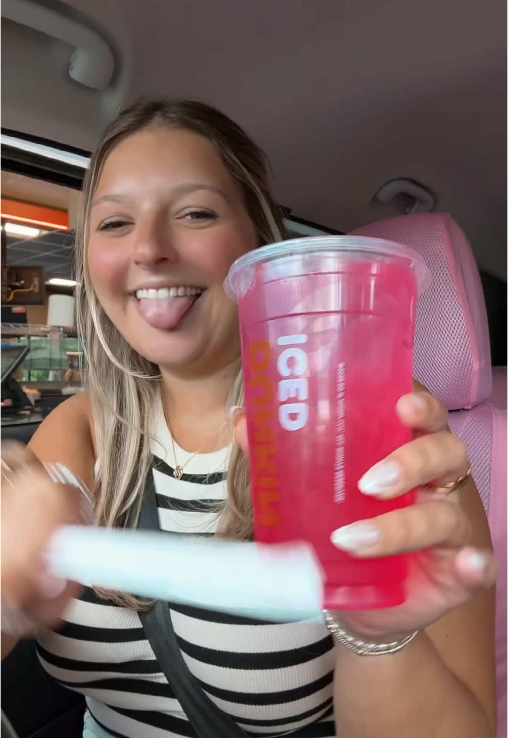 YAYAYA😋✨💖💅🏽🤏🏼 thank you @Dunkin' we needed this! #freedunkin #dunkin #daydream #refresher #Summer #fall #fyp #pickmeup #limitededition #limitedtime 