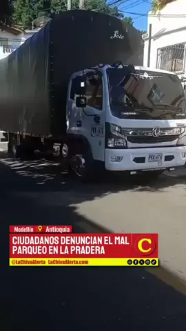 #YoDenuncio | Denuncian problemas por mal parqueo en el barrio La Pradera, parte baja Vecinos del barrio La Pradera, parte baja, reportan constantes inconvenientes por un camión que permanece estacionado en la esquina de la carrera 95 con la calle 48A. Según la comunidad, esta situación bloquea el paso de vehículos de servicio público. “Hoy, por ejemplo, el carro recolector de basura no pudo ingresar y lo mismo ocurrió con un camión de EPM”, señaló uno de los residentes, quien aseguró que el conductor del vehículo “se cree dueño de la vía”. Los habitantes piden a las autoridades mayor control, pues el estacionamiento indebido afecta la movilidad y la prestación de servicios esenciales en el sector. 📲 Más información en www.lachivaalerta.com #NoticiasMedellín #NoticiasHoy #Actualidad #Denuncia 