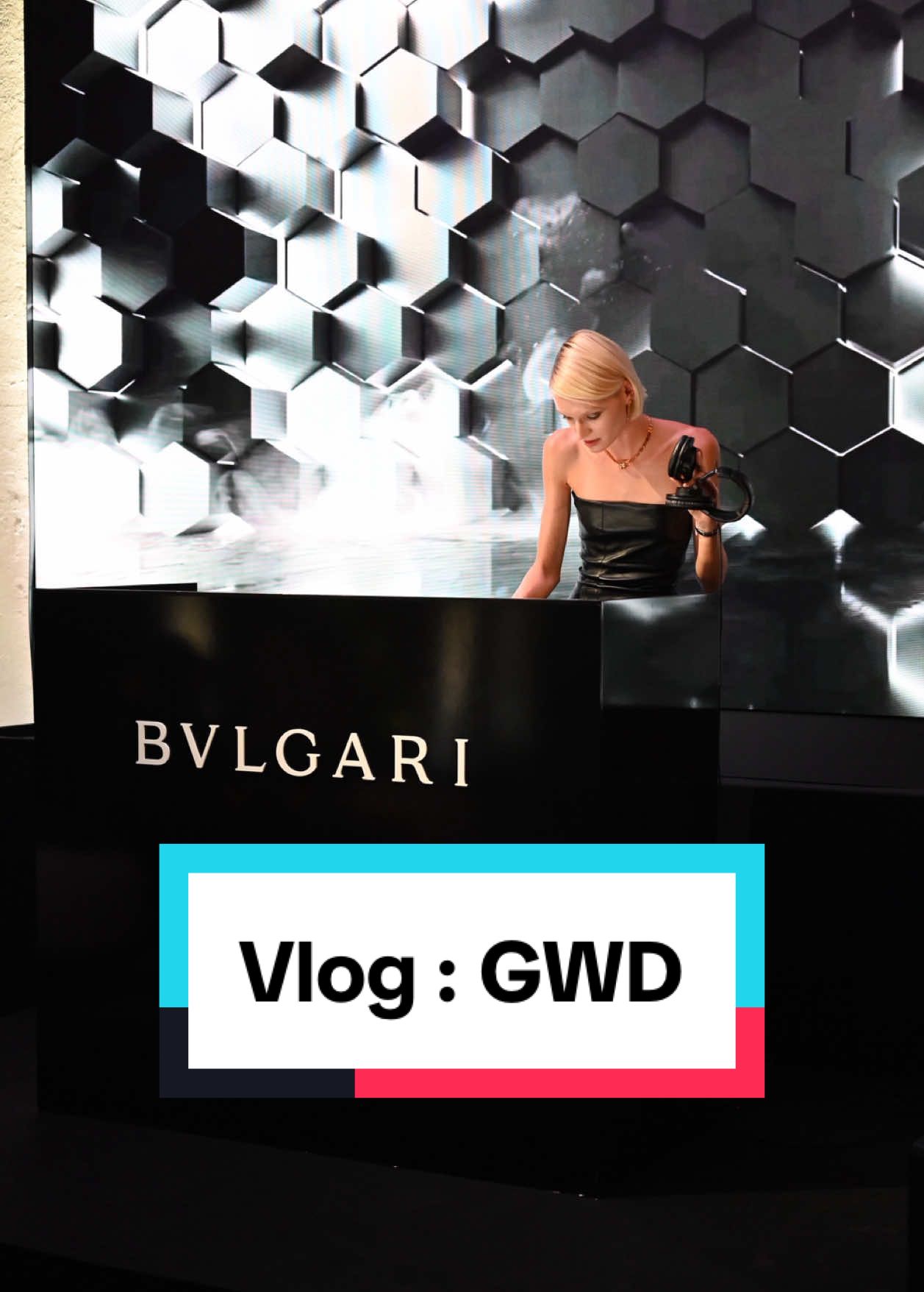 ✨ Genève, capitale de l’horlogerie ✨ Entre la MAD Gallery et son édition hypnotisante, les créations folles de MB&F, les pièces en titane de Micromilspec, la nouvelle Disco Volante Onyx de Furlan Marri, et les iconiques Octo Finissimo de Bulgari… j’ai vécu une journée incroyable. Mais dites-moi 👀 : vous choisissez quoi… la montre ou le bulldog en titane ? #GenevaWatchDays #MBandF #MadGallery #Micromilspec #FurlanMarri      