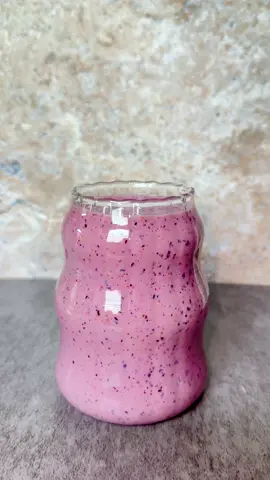 strawberry milkshake smoothie! #fyp #smoothie #Recipe #viral #foryoupage 