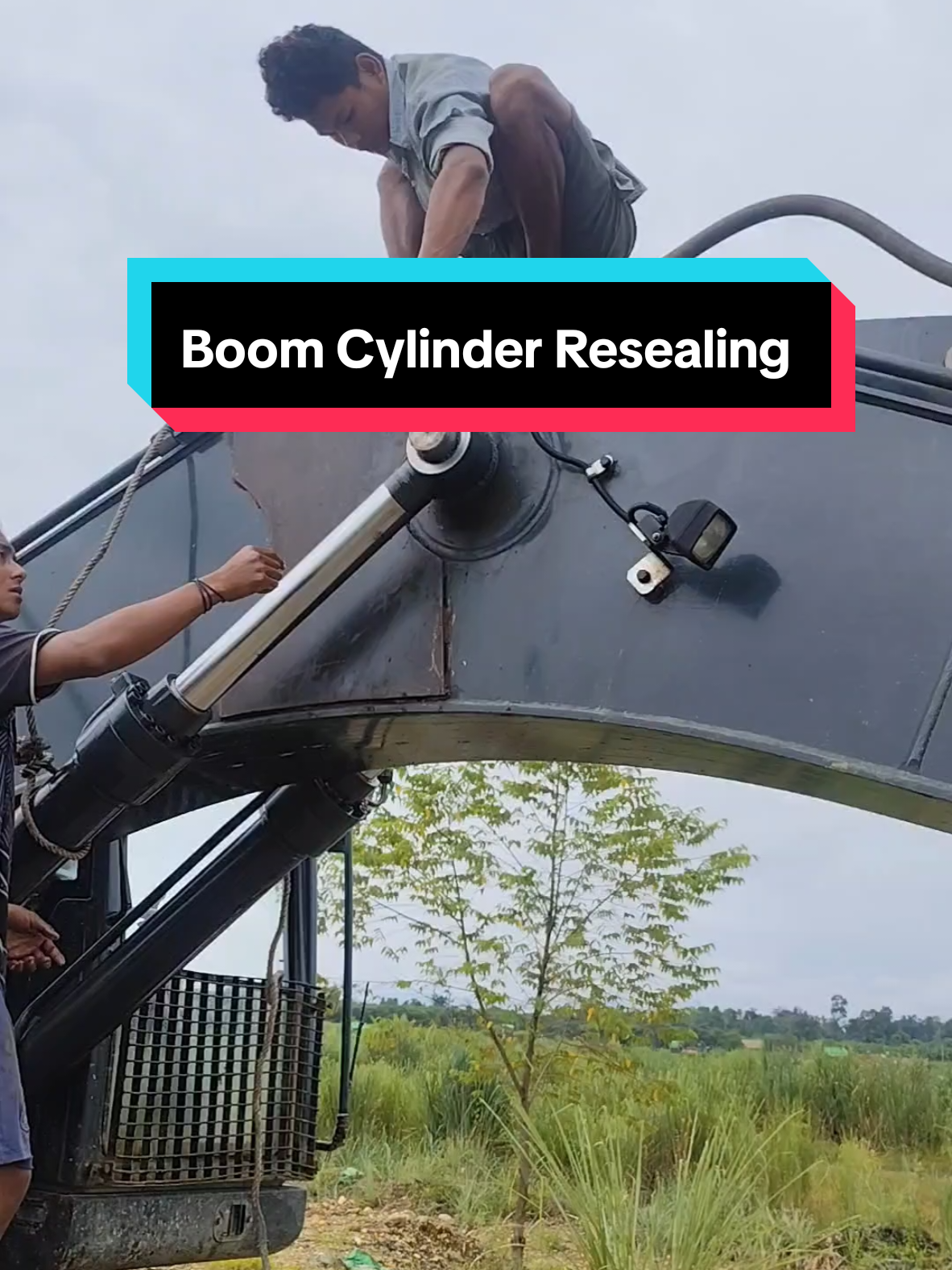 Boom Cylinder Resealing #LMK #Excavator #service #heavyequipment #KMM 