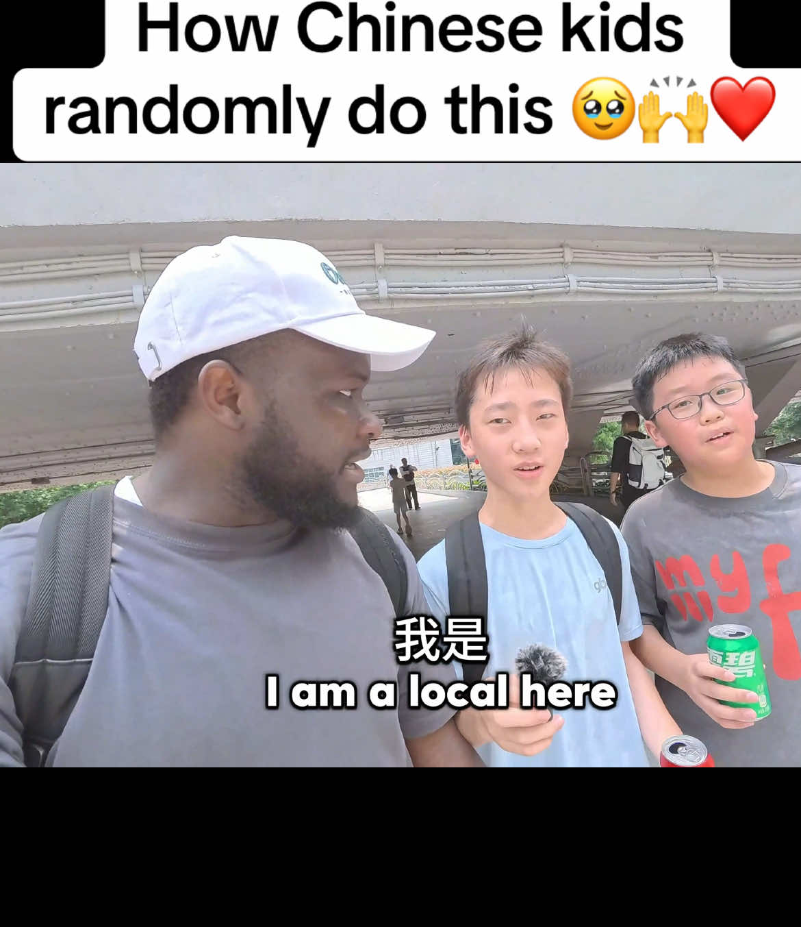 Random chinese kids came to do this to me as a Black tourist in China 