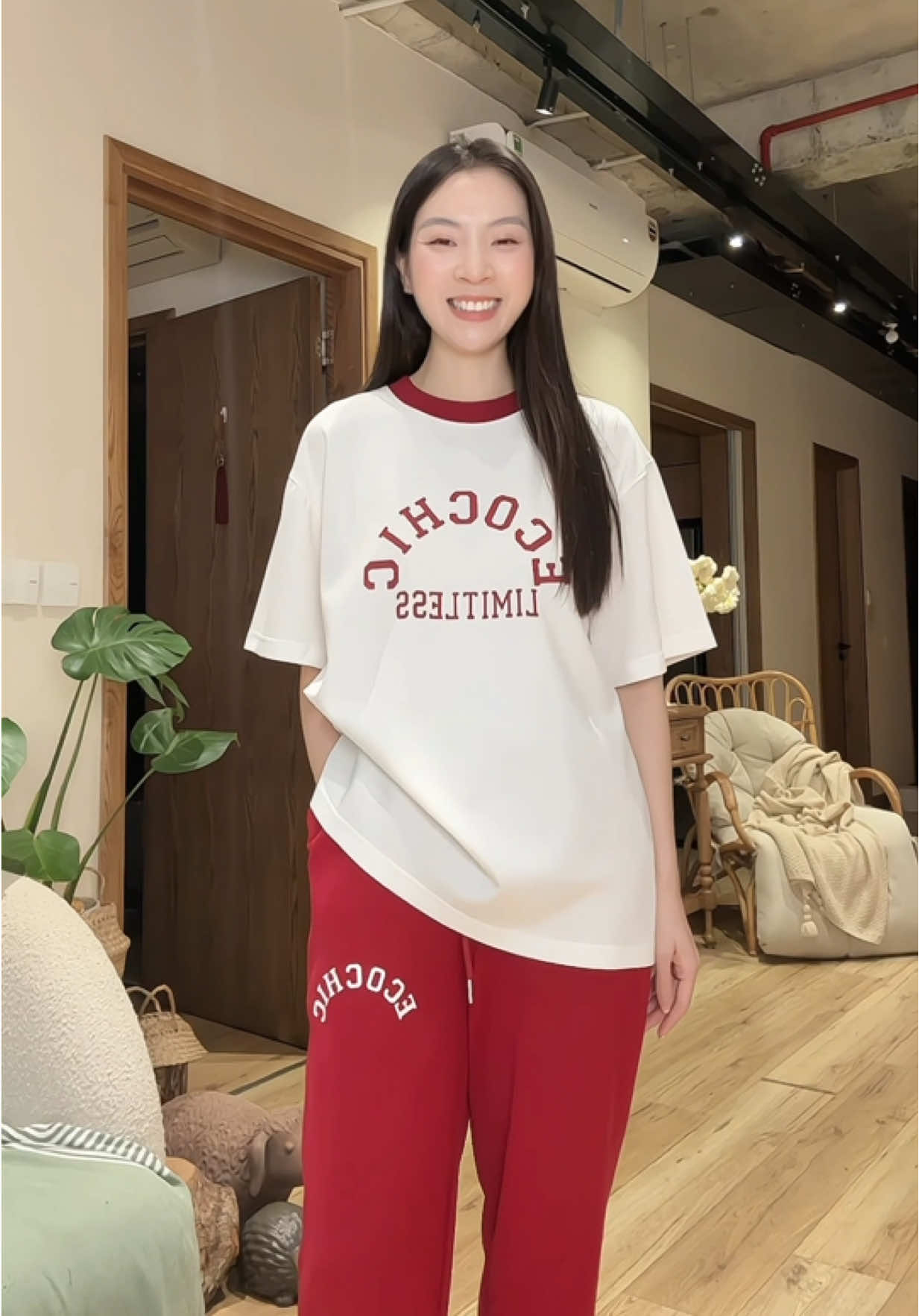 Set đỏ in chữ – diện lên vừa sporty vừa năng động 😍 #linhlunglieng #setbo #setbonu #ecochic 