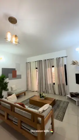 Appartement meublé : Thème : simplicité et propreté  2 chambres  Salon  Cuisine   Salles à manger  2 douches  Climatisation  Canal  Sécurité nuit/jour  3 minutes de la mer 3 minutes centre-ville  Nombre max personne : 6 adultes  Prix : 🏷️ 📞#occassionkribi #plage #tourism #tiktokcameroon🇨🇲tiktokafrica #kribi 