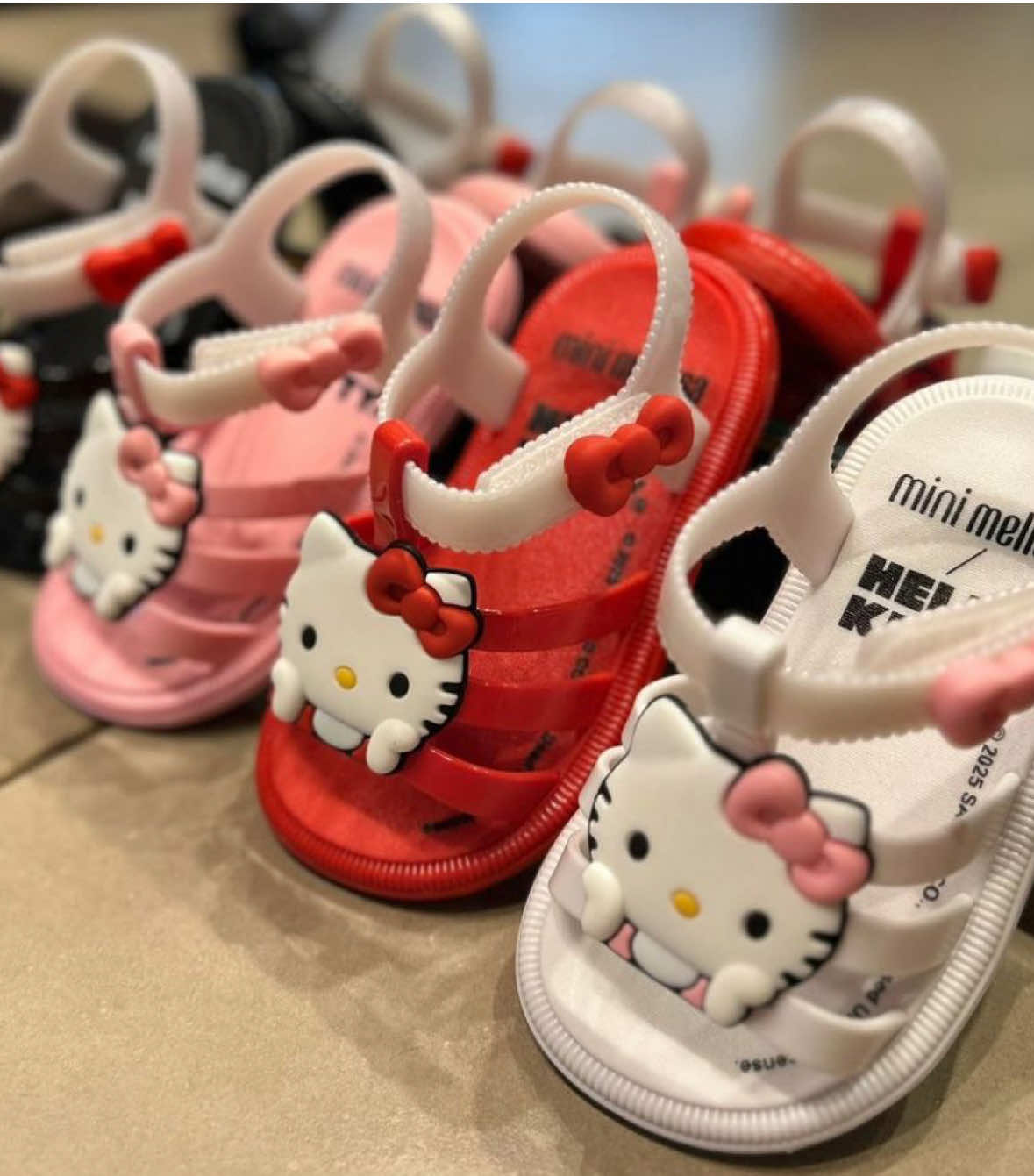 ALERTA DE NOVIDADE🤌🏻 A Hello Kitty voltou com tudo e promete ser a sensação da temporada! 2. A nova coleção chegou cheia de fofura, estilo e aquele toque nostálgico que a gente ama. Se preparem porque essa tendência já tá conquistando todo mundo e você não vai ficar de fora, né? ❤️ • Disponível: 17/18 ao 28. • R$149,90. #minimelissahellokitty#mini#fy 