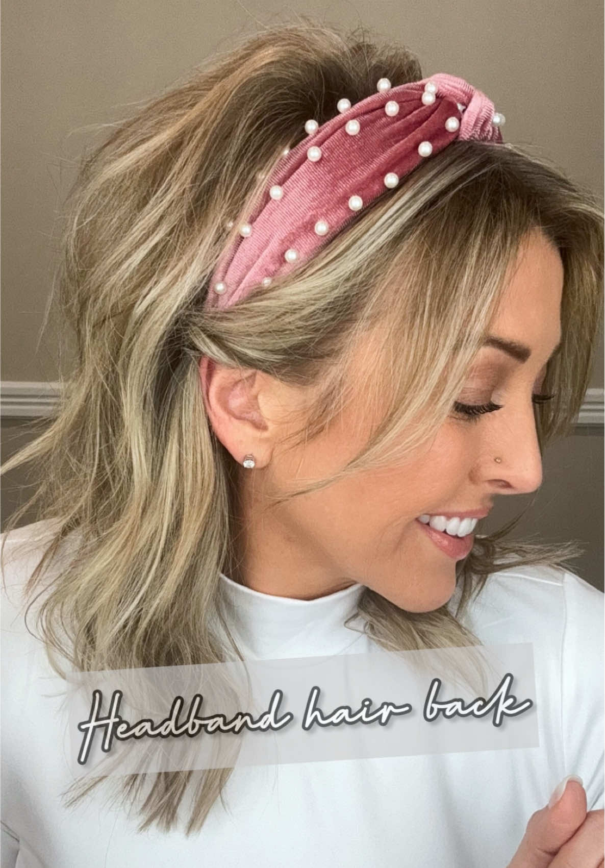 Don’t know how to wear a headband?! Let me show you the CUTEST way 😍 This is also such a great way to keep those bands secure and in place 🙌🏻  . . #hairstyle #headband #headbandhair #headbandhack #Hairhack           