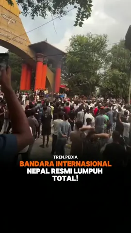 Bandara Internasional Nepal terpaksa berhenti beroperasi setelah dipenuhi massa! Seluruh penerbangan dibatalkan, sementara sebagian lainnya dialihkan ke India. ✈️ ⚠️ Video ini ditampilkan semata-mata untuk kepentingan pemberitaan dan informasi publik, bukan untuk mengajak, menghasut, ataupun mendukung aksi demonstrasi maupun tindakan kekerasan. 🎥:alexander.mapinto #nepal #demo 