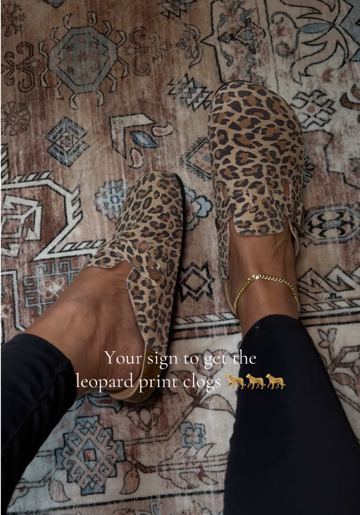 Leopard is THE print for fall 🐆🐆 #leopardprint #leopardprintshoes #womenshoes #clogs #clogshoes 