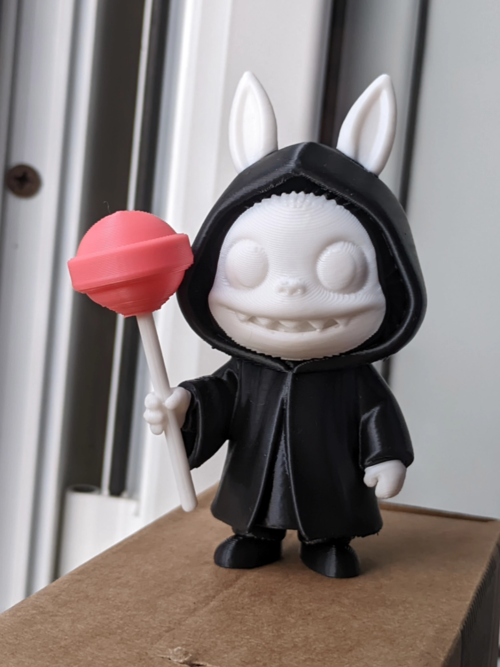 ✨ Labubu è pronto! Con i suoi accessori intercambiabili 🎃🔪🍭 Un personaggio, mille versioni 💡 👉 Vuoi anche tu un modello unico in 3D? Scrivimi! #Labubu #Stampa3D #HalloweenVibes #3Dprinting 