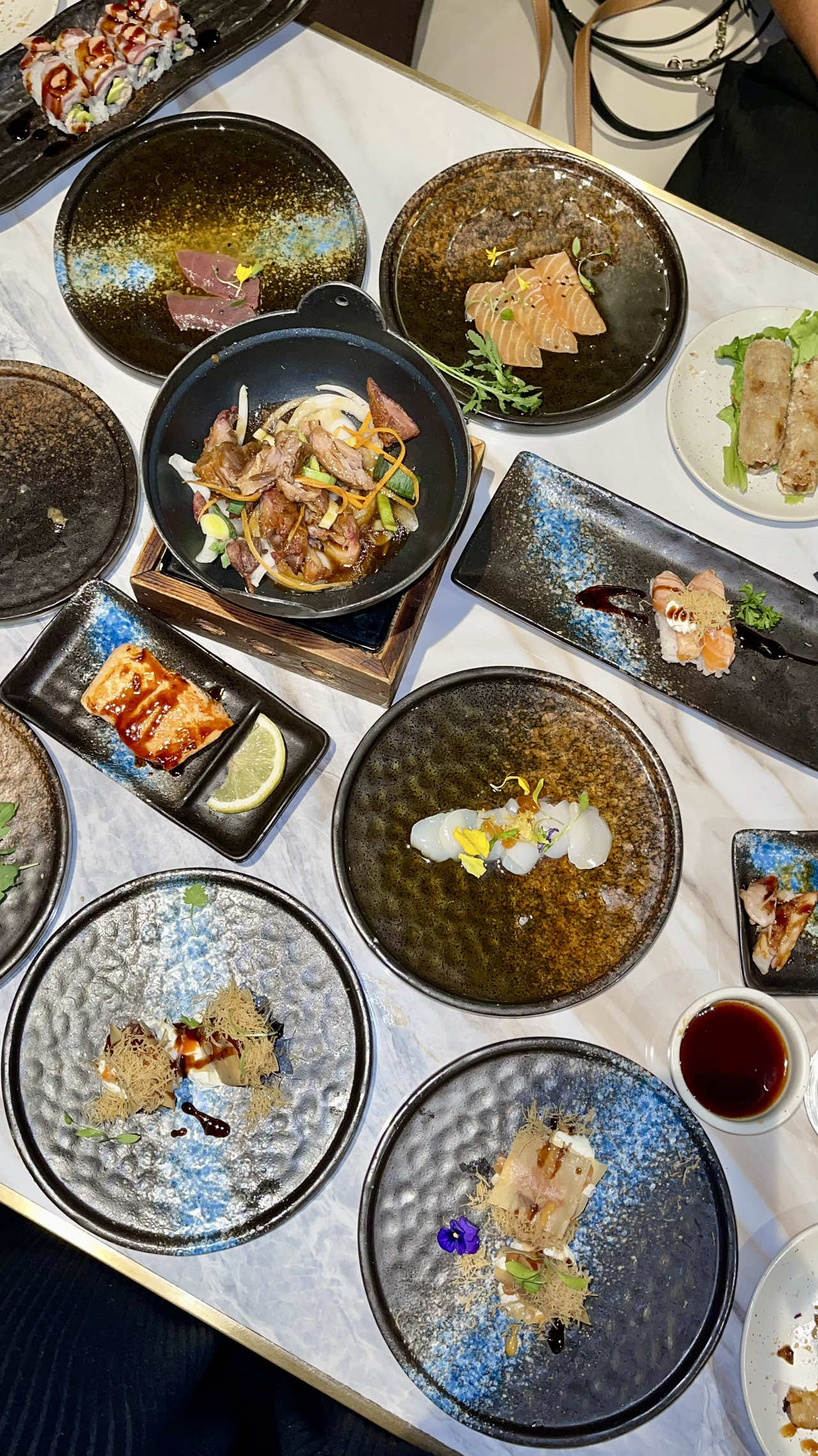 Une expérience culinaire Japonaise unique, direction chez @fuzu_clermont 🥟🍣🍥 ▪️Restaurant de cuisine fusion japonaise ▪️Restaurant à volonté  ▪️Tout est préparé minute, servi à table ▪️Options veggie, plats halal, plats enfants… ▪️Magnifiques salles intérieures et terrasse extérieure  ▪️Réservation possible en ligne sur leur site internet  ▪️21€90 le midi / 32€90 les soirs et week-ends / desserts en supplément  ▪️Ouvert 7j/7 de 12h à 14h et 19h à 22h30 Rendez-vous : 40 Avenue Lavoisier, 63170 Aubière 📍 Pour découvrir toutes les bonnes adresses de Clermont, abonne-toi 😍 *Collaboration commerciale* #fuzu #fuzuclermont #sushisclermont #japonaisclermont #buffetclermont                 