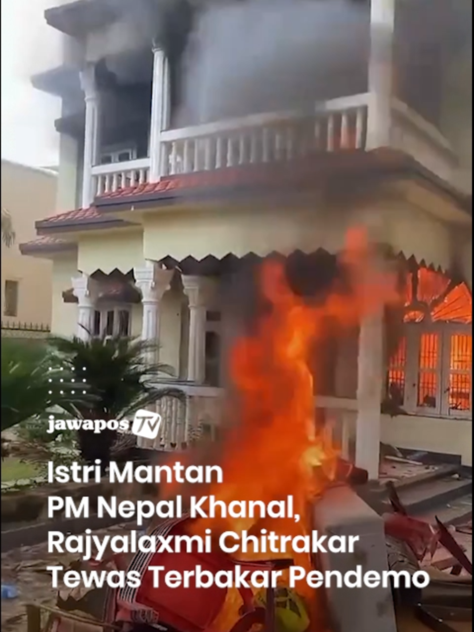 Istri mantan Perdana Menteri Nepal Jhalanath Khanal, yakni Rajyalaxmi Chitrakar tewas terbakar akibat terjebak di dalam rumah saat massa membakar rumahnya pada Selasa (9/9). Insiden ini terjadi di kediaman Khanal dan istrinya di area Dallu ibu kota Kathmandu saat kericuhan unjuk rasa. Diketahui Khanal menjabat sebagai PM Nepal selama 6 bulan pada tahun 2011 lalu. Ricuhnya massa hingga melakukan pembakaran rumah beberapa pejabat tinggi Nepal dan juga gedung parlemen ini buntut adanya dugaan korupsi di kalangan elite politik negara tersebut. Unjuk rasa ini semakin ricuh saat pemerintah melakukan pemblokiran terhadap 26 platform media sosial. #nepal #demo #qoriinternasional #viral #jawapos #jawapostv