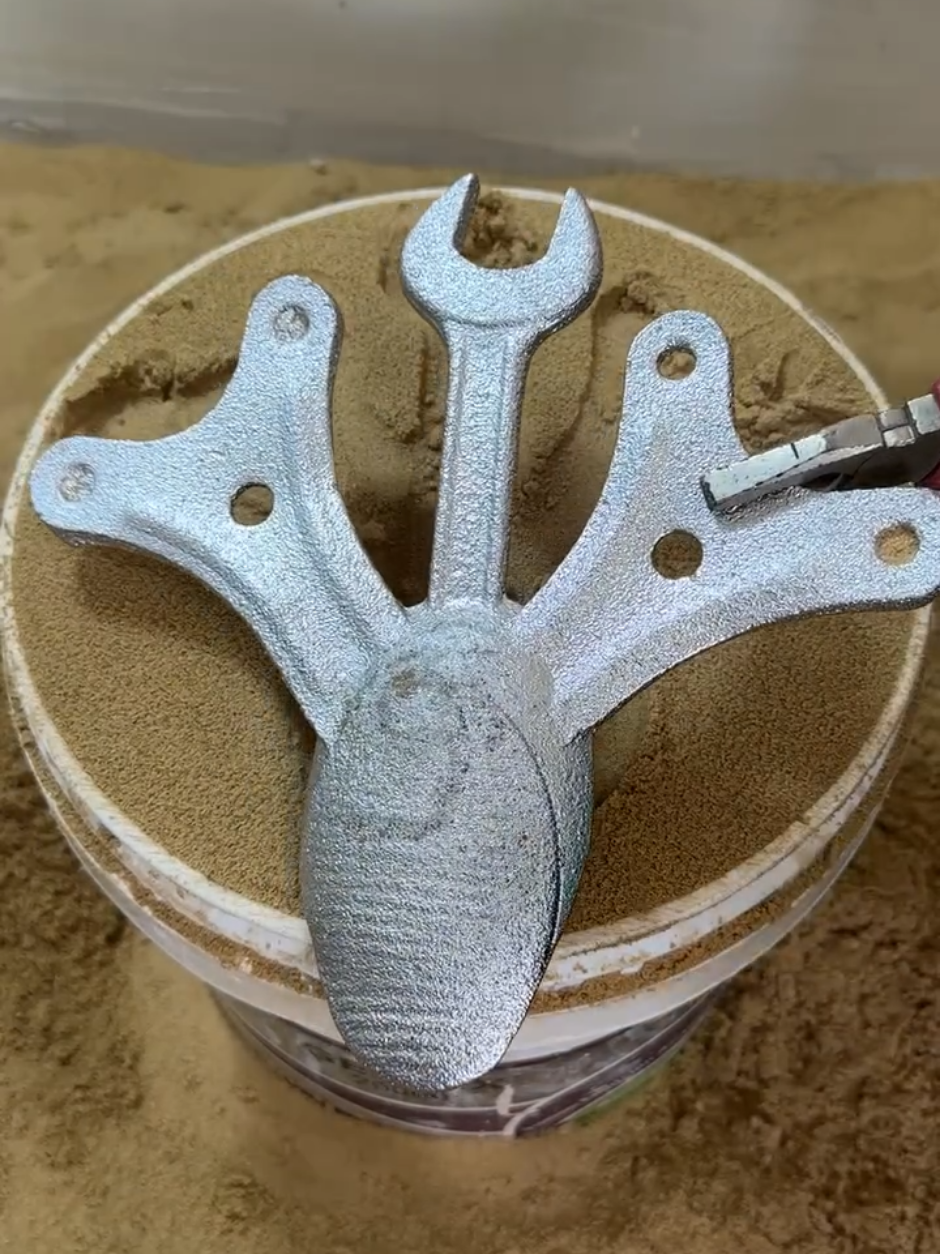 Pouring Metal Into Sand Art – Satisfying DIY Casting! 🔥 #SandArt #MetalCasting #DIYProjects #SatisfyingVideo #ArtProcess 