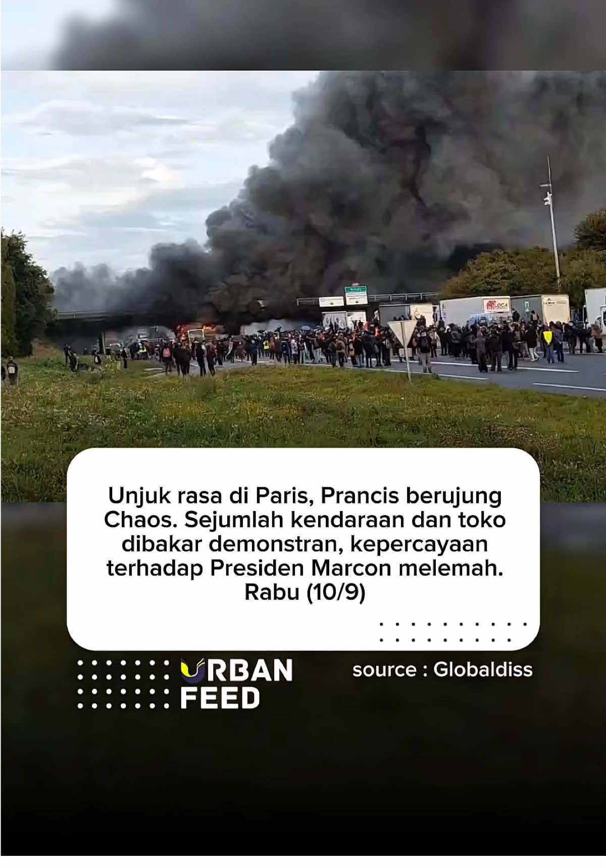 Prancis kembali diguncang gelombang unjuk rasa besar bertajuk “Block Everything” pada Selasa (10/9). Ribuan demonstran turun ke jalan di Paris, Rennes, Montpellier, hingga Toulouse. Massa membakar tempat sampah, kendaraan, dan memblokade jalan raya. Polisi yang dikerahkan hingga 80.000 personel menanggapi dengan gas air mata dan penangkapan massal. Sedikitnya 300 orang ditangkap dalam kerusuhan ini. Aksi ini dipicu oleh rencana pemangkasan anggaran pemerintah, termasuk pengurangan dana layanan publik seperti sekolah, rumah sakit, dan pensiun. Demonstran menuntut pembatalan kebijakan tersebut dan mengecam elit politik, termasuk Presiden Emmanuel Macron, yang dinilai abai terhadap rakyat. Kerusuhan berlangsung di tengah krisis politik usai pemerintahan Perdana Menteri François Bayrou jatuh akibat mosi tidak percaya. Perdana Menteri baru, Sébastien Lecornu, langsung menghadapi tekanan dari oposisi dan maraknya protes. Kondisi ini menambah ketidakpastian politik dan ekonomi Prancis yang sedang menghadapi defisit anggaran besar. source : reuters
