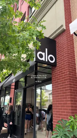 drove up to the woodlands for this one!! happy one year of the alo run club, can’t wait for more!!! #alo #runclub #5k 