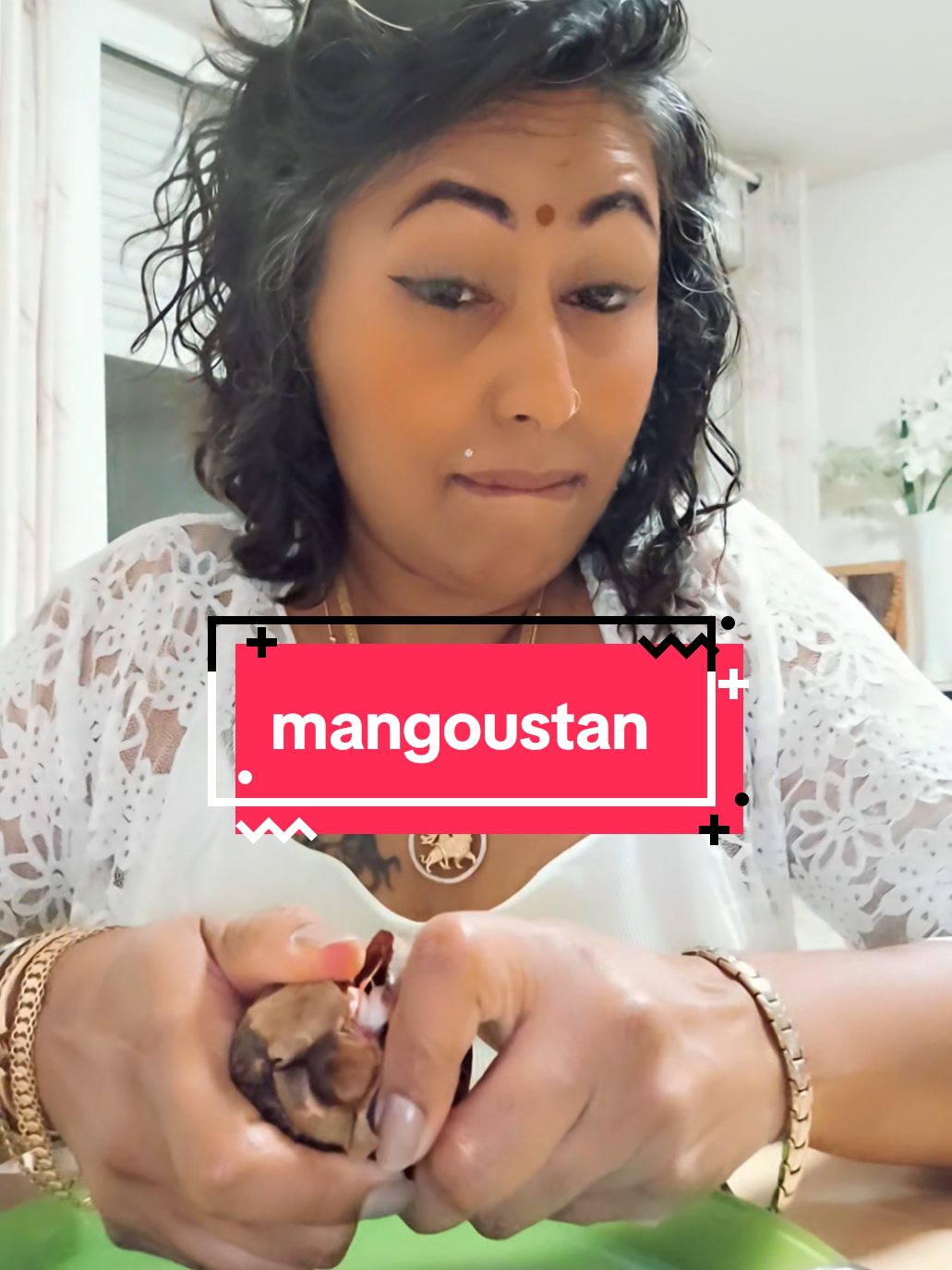le mangoustan un fruit tropical il est riche en antioxydants et anti-inflammatoires et encore beaucoup d'autres vitamines  moi j'ai bien aimé un ti goût sucré acide  un mélange pêche ananas vanille 