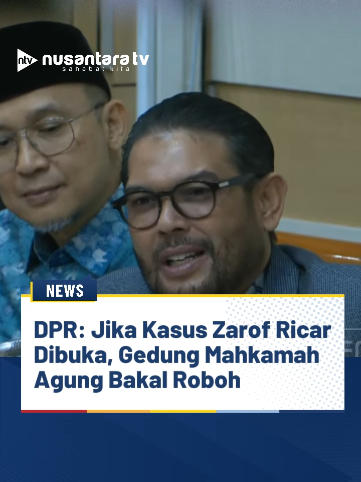 Anggota Komisi III DPR RI fraksi PKS Muhammad Nasir Djamil menyebut jika kasus Zarof Ricar dibuka maka gedung Mahkamah Agung akan roboh. Mantan pejabat Mahkamah tersebut terlibat kasus gratifikasi senilai Rp 915 miliar dan 51 kilogram emas. Pernyataan ini disampaikan Nasir saat mencecar calon hakim agung pada MA, Annas Mustaqim, dalam fit and proper test di Komisi III DPR RI. “Belum lagi ada peristiwa Zarof yang mengumpulkan uang dari kasus ini, kasus ini, kalaulah dibuka misalnya, dibuka hakim mana saja, kasus apa saja, barangkali roboh itu gedung Mahkamah Agung, barangkali, tapi itulah kenyataan potret kita lihat saat ini,” kata Nasir (9/9) --------------- NRF #ZarofRicar #MahkamahAgung #HakimAgung #gratifikasi #nusantaratv #nusantaratvsahabatkita