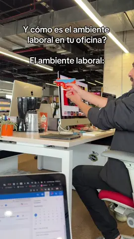 Es solo un día más 😌  #pocaluz #prank #corporatelife #work #besties 