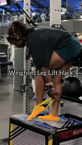 Do you have problems keeping the weight between your feet when doing hanging leg raises?? Try this hack! Loop your feet in a mini band and place the Dumbbell on top so you can focus on the core work 🔥🔥🔥 #GetFiiTWithDria #FitnessTips #FastedTraining #BuildMuscle #nutritiontips     
