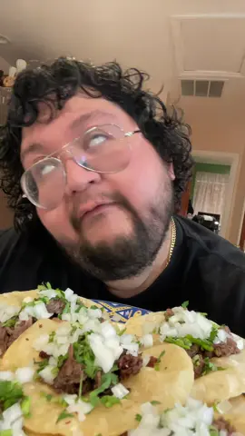 I love tacos 🌮 #tacos #ilovetacos #foodtiktok #invaderzimtiktok #fypage 