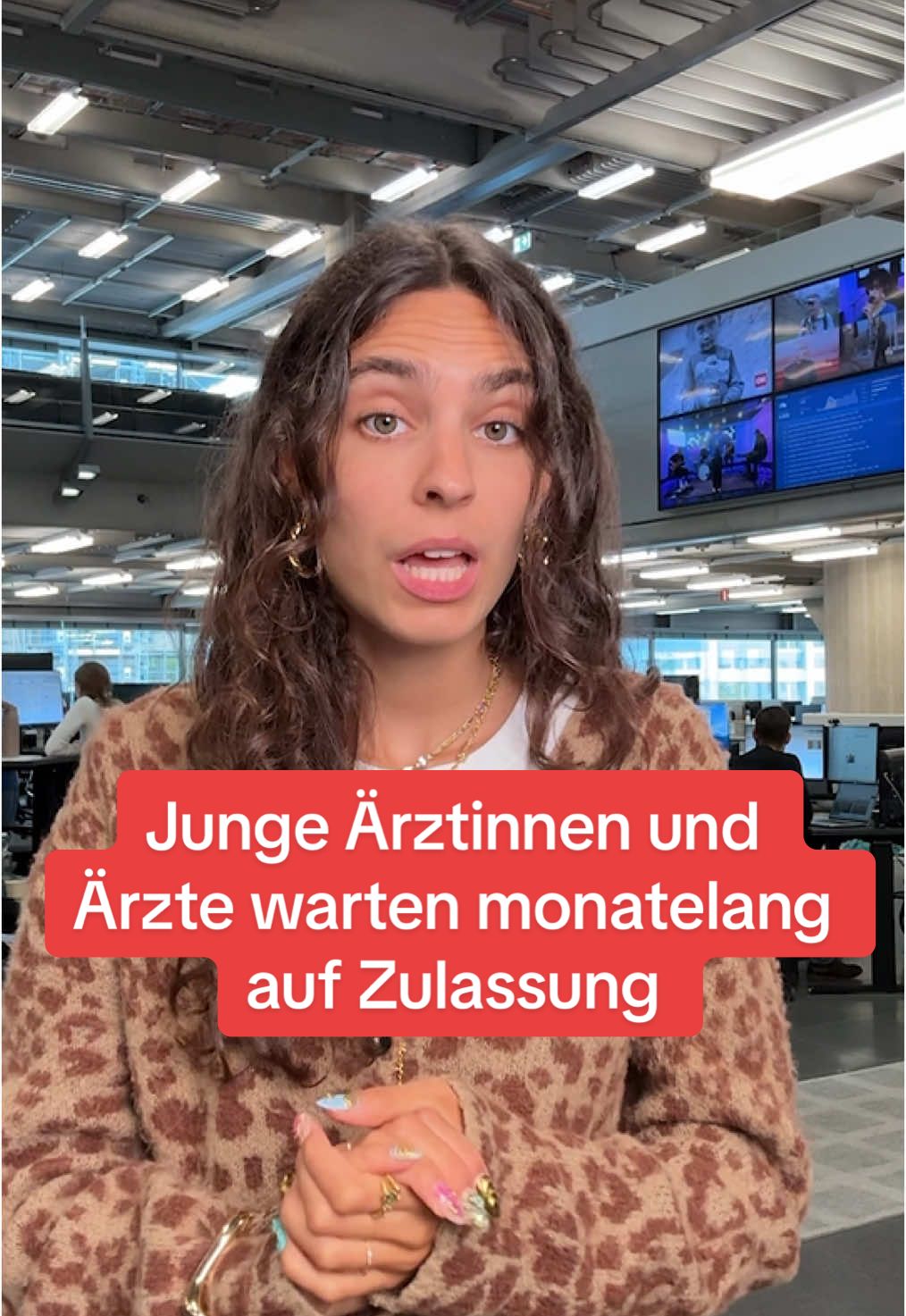 Junge Ärztinnen und Ärzte warten sieben bis zehn Monate für einen Facharzttitel und können bis dahin nicht selbstständig arbeiten oder eine Facharztposition annehmen. Dies, weil das Institut für ärztliche Weiter- und Fortbildung (SIWF) drastisch überlastet ist. Gegenüber CH Media spricht das Institut von «turbulenten Zeiten». Auch der Bundesrat musste schon zur Problematik Stellung beziehen. Handlungsbedarf sieht er aber nicht. #medizin #ärzte #ärztinnen #srfnews #news #srf 