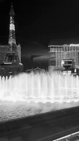 Not a bad place to eat dinner and celebrate my birthday! I 🖤 you, Vegas 