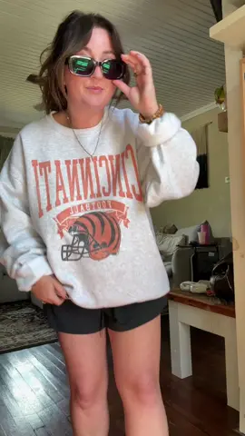 I am LIVING in this sweatshirt rn 🏈🍂 #nflsweatshirt #footballszn #footballsweatshirt #sweatshirt 