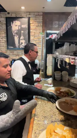 #viraltiktok #viralvideo #mexicanrestaurant #foodrunner 