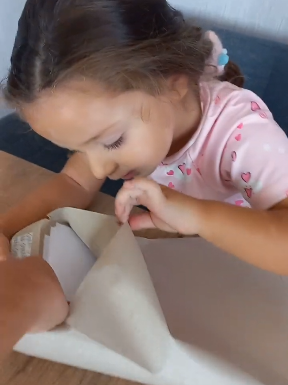 Babamız bize bir hediye paketi bıraktı.  #defne #viral #reels #shorts #trending 