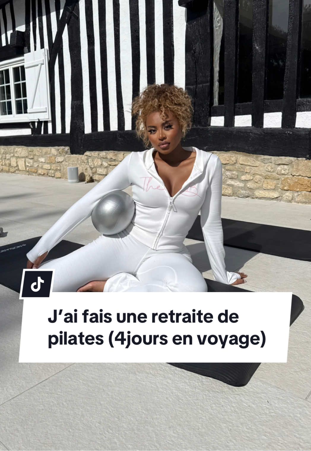 Je m’attendais pas à ça perso.. @Aligned Retreats  @THE B mon ensemble blanc et rose 