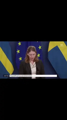 A ministra da saúde da Suécia, Elisabet Lann, desmaiou durante sua primeira coletiva oficial. O vídeo viralizou nas redes sociais e gerou preocupação mundial. Pouco depois, ela explicou que sofreu uma hipoglicemia, ou seja, queda do nível de açúcar no sangue. A hipoglicemia pode acontecer com qualquer pessoa, mas é mais comum em quem convive com diabetes. Pessoas que usam insulina têm risco aumentado. Clinicamente, a hipoglicemia acontece quando a glicose no sangue fica abaixo de 70 mg/dL. Esse quadro é comum em pessoas que aplicam insulina ou usam medicamentos para reduzir a glicose. Nessas situações, o açúcar disponível no sangue não é suficiente para dar energia ao corpo, e os sintomas aparecem rapidamente. Segundo a Sociedade Brasileira de Diabetes (SBD), o tratamento imediato deve ser feito com cerca de 15 g de carboidratos de rápida absorção em adultos, como suco de frutas, refrigerante comum, balas, mel ou comprimidos de glicose. Em crianças, a quantidade varia de acordo com o peso corporal. A hipoglicemia também pode acontecer após jejum prolongado, prática intensa de exercícios sem reposição adequada ou consumo excessivo de álcool. Apesar do susto, a ministra tranquilizou dizendo que se recuperou e seguirá no cargo. 🔎 Nossa equipe entrou em contato com a ministra, mas até o momento não obteve resposta aos questionamentos.  #Diabetes #Hipoglicemia #Saúde #MinistraDaSaúde #UmDiabético   