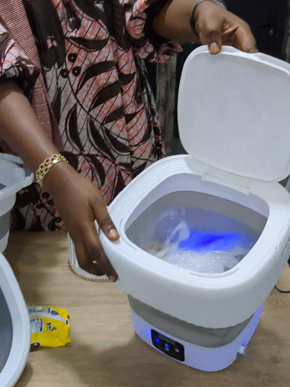 Ensemble baignoire pliable avec MACHINE À LAVER les vêtements de bébé. 