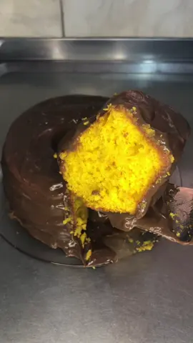 Bolo de cenoura com brigadeiro #bolo #bolodecenoura #bolodecenouracombrigadeiro #bolocaseiro #foryoupage 