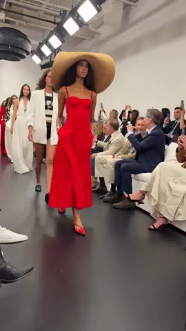 Forza e Sensualità: Ralph Lauren incanta con la Collezione Primavera 2026 alla NYFW Ralph Lauren ha portato in passerella una Primavera 2026 che fonde eleganza e modernismo, una dichiarazione di stile presentata subito dopo la sua prestigiosa nomination come Stilista Americano di Abbigliamento Femminile dell’Anno ai CFDA. Le note di sfilata descrivono la protagonista della collezione come “una sognatrice e una donna d’azione, le cui scelte sartoriali riflettono questa dualità interiore”. Un ritratto che prende vita in ogni look, capace di coniugare forza e sensualità con raffinatezza. La collezione si distingue per l’uso di classici tropi sartoriali, rivisitati con dettagli inattesi e colpi di scena sorprendenti che aggiungono un tocco magnetico di fascino. Giacche strutturate dialogano con tessuti fluidi, silhouette essenziali si arricchiscono di accenti inaspettati, offrendo un guardaroba che celebra la sofisticazione femminile senza rinunciare all’audacia. Un vero tributo alla donna contemporanea, in cui la visione di Ralph Lauren si conferma attuale, potente e profondamente evocativa. #RalphLauren #NYFW #NewYork #SS2026 #RTW    