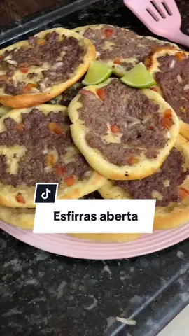 Esfirra aberta para petiscar assistindo o jogo do Brasil 
