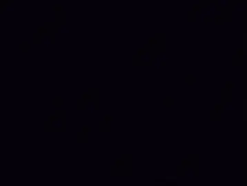 يقول أَبُو الطَّيِّبِ الْمُتَنَبِّي: لِعَينَيكِ ما يَلقى الفُؤادُ وَما لَقي وَلِلحُبِّ مالَم يَبقَ مِنّي وَما بَقي وَما كُنتُ مِمَّن يَدخُلُ العِشقُ قَلبَهُ وَلَكِنَّ مَن يُبصِر جُفونَكِ يَعشَقِ البيتان من ارق ما قال الْمُتَنَبِّي عكس عادته، فيهما يصف كيف أن عيني محبوبته كانت السبب في كل ما ذاقه قلبه من شوقٍ وألم، وكيف أن الحب استحوذ على ما مضى منه وما بقيفلم يترك له شيئًا.  ثم يعترف أن قلبه لم يكن يعرف العشق، ولا كان يظن أن الحب سيدخله، لكن سحر العيون غلبه، فمن يراها لا يملك إلا أن يعشق. وهذا الإحساس قريب منّا: أحيانًا نعتقد أننا محصّنين من الوقوع في الحب، وأن قلوبنا صعبة المنال، لكن تجي لحظة واحدة، نظرة واحدة، تغيّر كل شيء.  المتنبي عبّر عنها ببساطة وعمق، فوصف حالة  إن بعض العيون قادرة أن تُسقط أقوى القلوب وتزرع فيها حبًا لا يُقاوَم. #المتنبي #شعر #فصحى #غزل #حب #موساشي #قصيدة #explore #fyp 