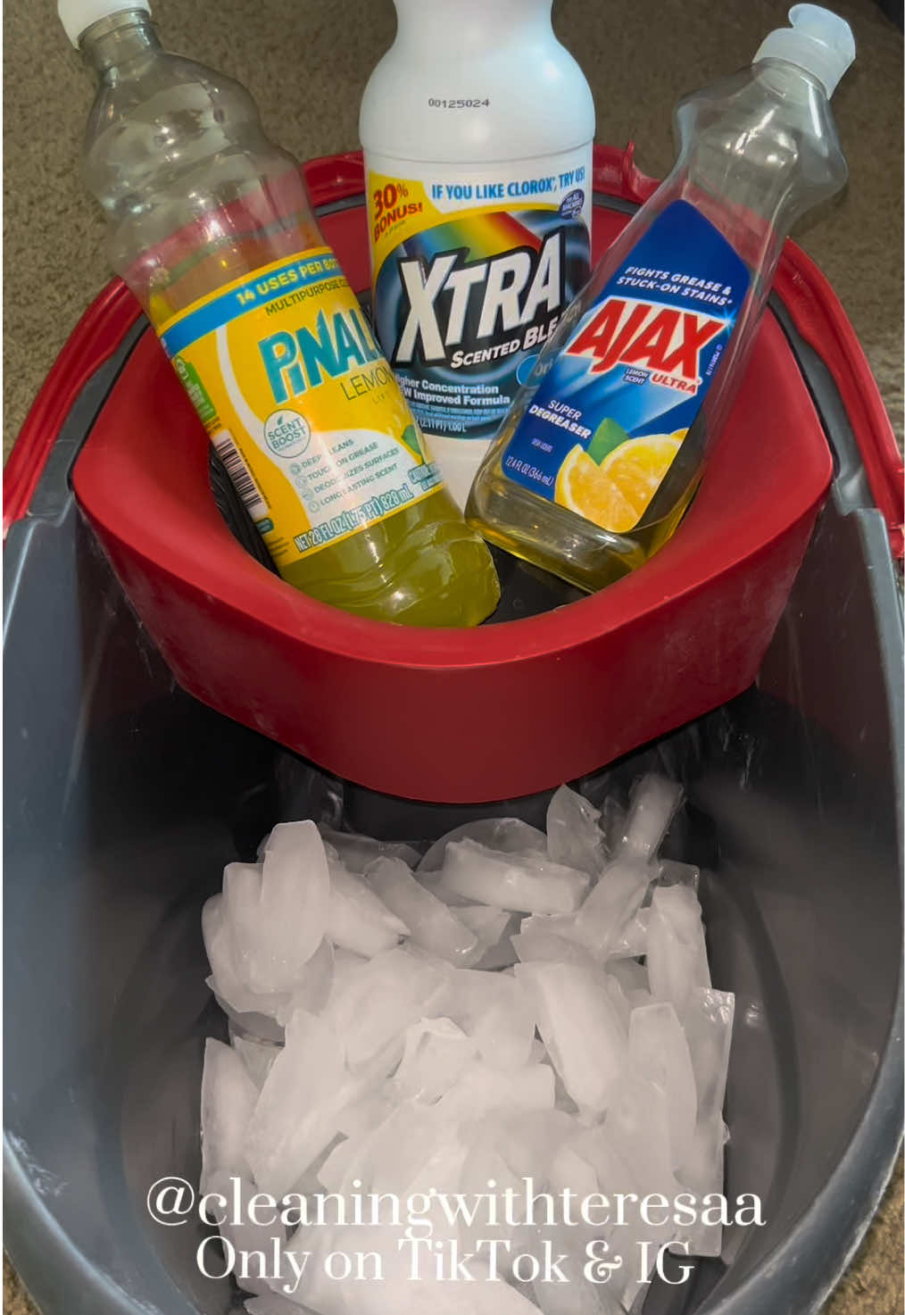 Icy carpet mop!🫧#CleanTok #cleaningtiktok #fyp #cleaninghacks #carpetcleaning 