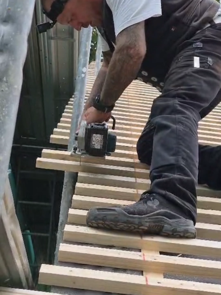 Bautagebuch vom 10.09.2025 Ortgangbrett und Traufbleche  #mcdonaldshacks #mcdonalds #Handwerk #Leipzig #Dachdecker 