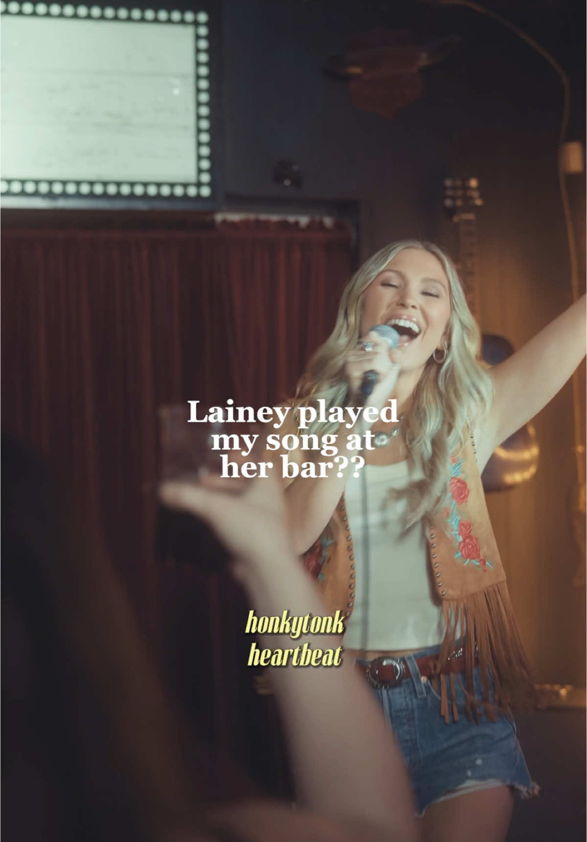 @Lainey Wilson come on girl! 🎤  #honkytonk #countrymusic #laineywilson #nashville