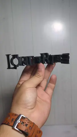 ¡Lleva la magia de la Tierra Media a tu hogar! 🤩 Esta increíble pieza 3D te permite mostrar tu amor por El Señor de los Anillos desde dos perspectivas épicas. Por un lado, la valiente Comunidad del Anillo; por el otro, el inconfundible título de la saga. Perfecto para decorar tu espacio personal y que todos sepan cuánto amas esta legendaria historia. ¿En qué lugar especial la pondrías? ✨ . . . . . . . . . . . . . #ElSeñorDeLosAnillos #ESDLA #LOTR #TheLordOfTheRings #ComunidadDelAnillo 