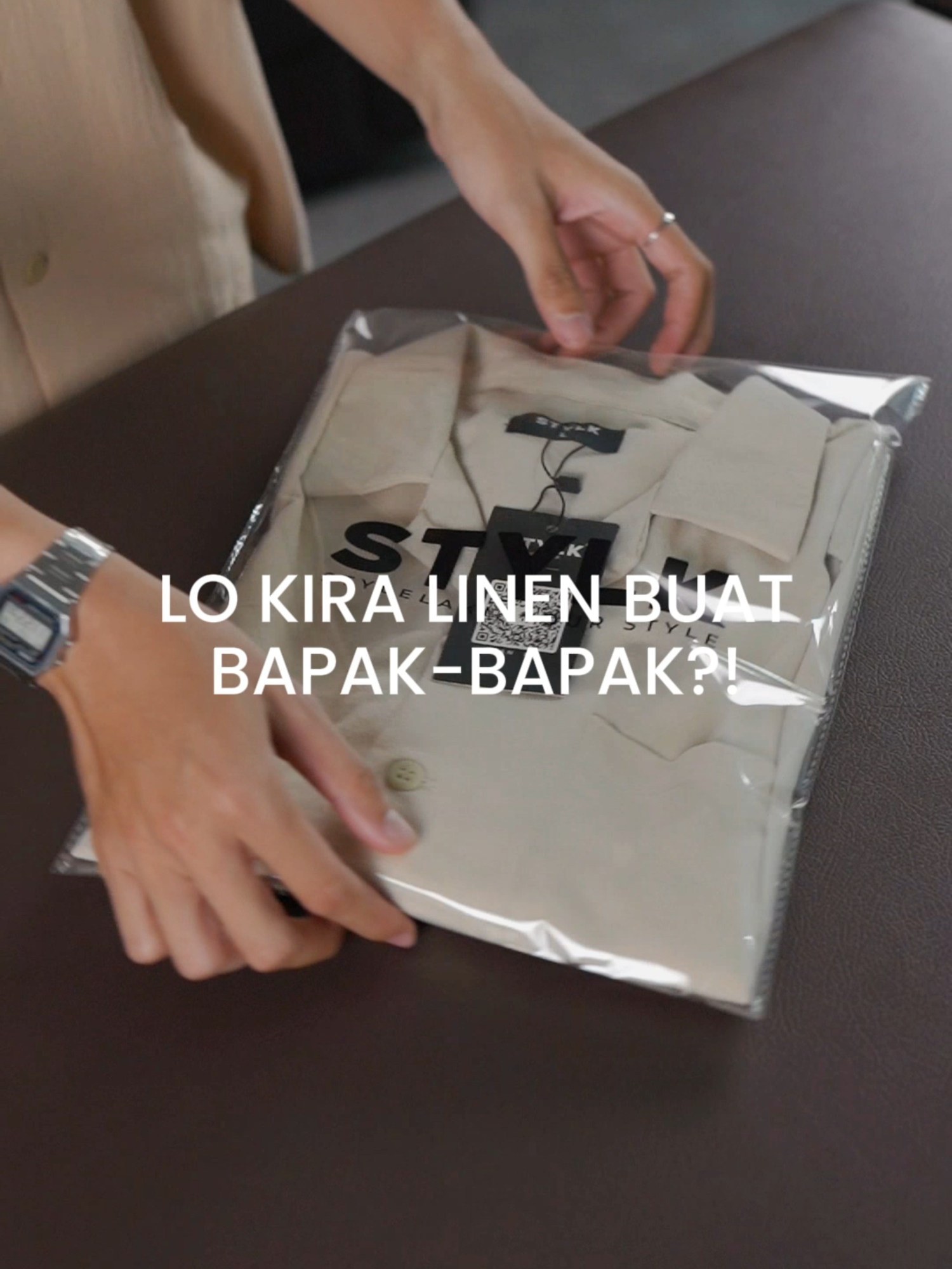 Lo kira linen cuma buat bapak-bapak? Wrong. Breeze Oversize Linen Short Sleeve bikin linen keliatan fresh & modern. Follow akun kita, join live dan checkout sekarang!#stylelaki #fyp #unboxing #kemejaviral #kemejamurah